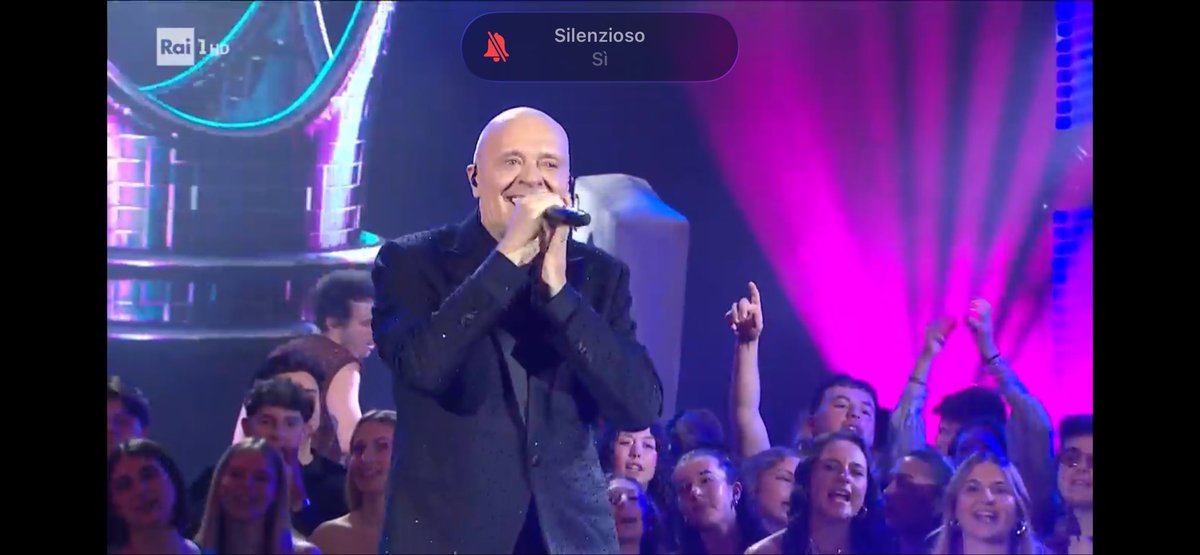 picaxbt's tweet photo. Unico modo possibile per ascoltare Max Pezzali #Sanremo https://t.co/6HVaNj1dkY