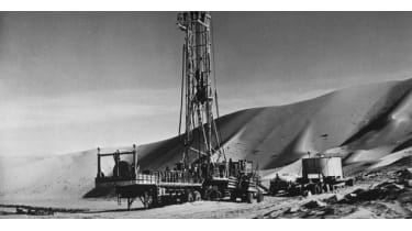URDailyHistory's tweet image. 3 Mar 1938: The United States company that would become #Chevron is the first to find #oil in Dhahran, Saudi Arabia, changing the country dramatically. #History #SaudiArabia #OTD #ad amzn.to/3uOX64D