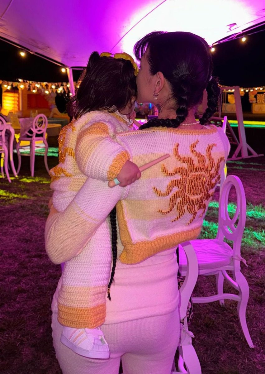 Cuando el privilegio y el ego se ven arrinconados, el machismo redacta comunicados. Leer los mensajes de Christian Nodal en su canal de difusión no es leer una defensa ni una conciliación; es asistir a una clase magistral de manipulación psicológica, evasión de responsabilidad y