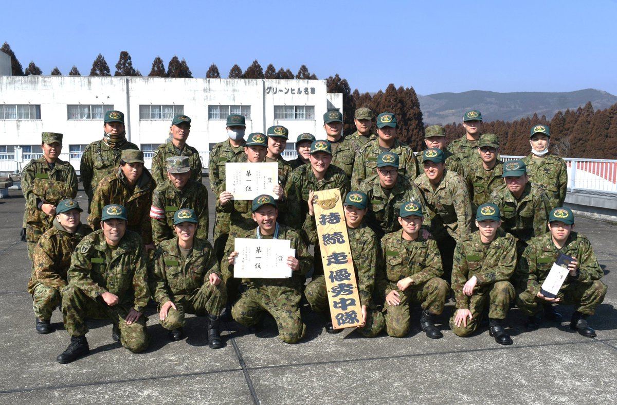 みなさんこんにちは！ #玖珠駐屯地 #西部方面戦車隊 は持続走競技会（５ｋｍ走）を実施しました。 各中隊抽選で決まったメンバーが、個人及び団体で順位を競い合いました。 寒い中、またアップダウンのある駐屯地のコースを懸命に走り抜けました！