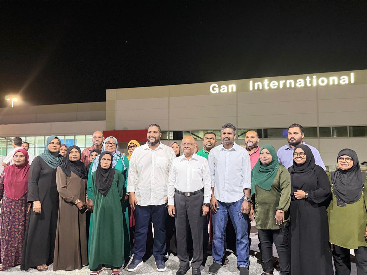 Gan international airport ge minivan javvun MDP Raaes <a href="/abdulla_shahid/">Abdulla Shahid</a> aai eku biya bodu Addu city ge  islaahee harakaathuge varugadha baiverin

#HeyvallaThayyaru #GearUp #LCE2026 #WDC2026 #VoteMDP”