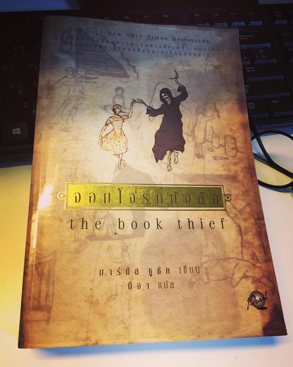 librari968's tweet photo. วรรณกรรมสร้างสรรค์ช่วงเวลาที่โลกต้องประสบกับสงครามโลกครั้งที่ 2 บอกเล่าเรื่องราวชีวิตรอบตัวเด็กสาวชื่อ “ลีเซล เมมิงเกอร์” ผ่านยมทูต
จอมโจรหนังสือ พิมพ์แรก / 650 รส
#จอมโจรหนังสือ #มาร์คัสซูซัก 
#thebookthief #หนังสือสะสม #วรรณกรรมแปล #หนังสือหายาก #หนังสือมือสอง https://t.co/wMu0wcG7Uo