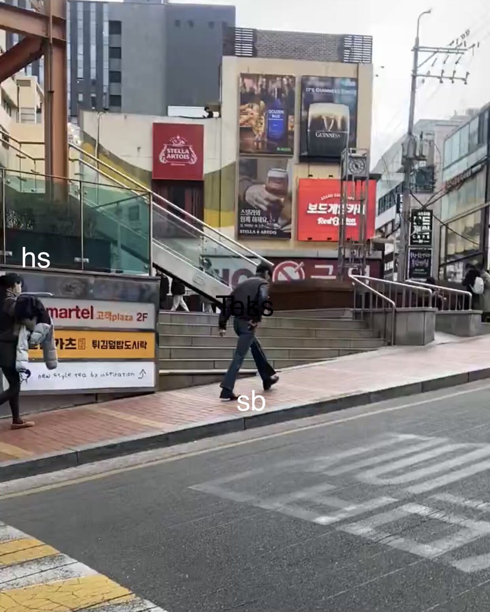 aevoskin's tweet photo. op saw subeen and heesun at gangnam station. their posture is amazing. heesun is behind subeen, she goes into the building and subeen goes into the convenience store. here is a short video of heebeen https://t.co/r6NbWccvbJ