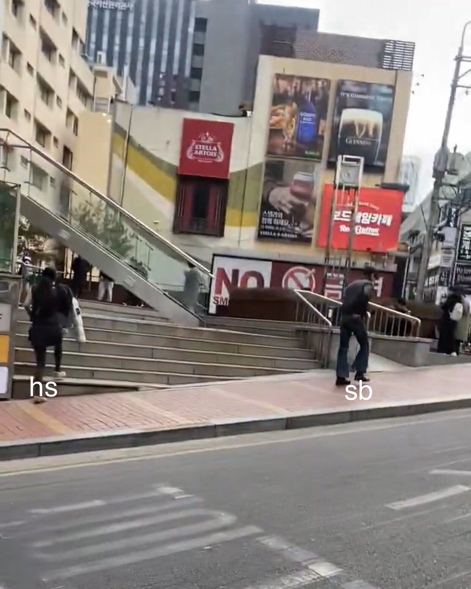 aevoskin's tweet photo. op saw subeen and heesun at gangnam station. their posture is amazing. heesun is behind subeen, she goes into the building and subeen goes into the convenience store. here is a short video of heebeen https://t.co/r6NbWccvbJ