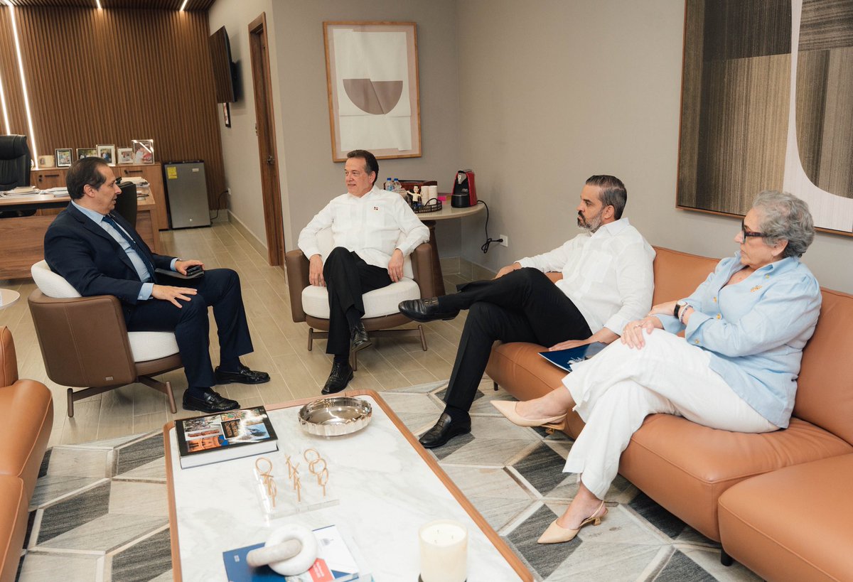 itobisono's tweet photo. Sostuvimos una reunión de trabajo con el ministro de @saludpublicard, @vicatallah, para dar seguimiento al Proyecto de Fortalecimiento del Sistema Nacional de Salud, respaldado por el Banco Mundial y ejecutado junto al @mivedrd.

Seguimos articulando esfuerzos para fortalecer la infraestructura sanitaria y garantizar servicios más eficientes, especialmente para madres y recién nacidos.
