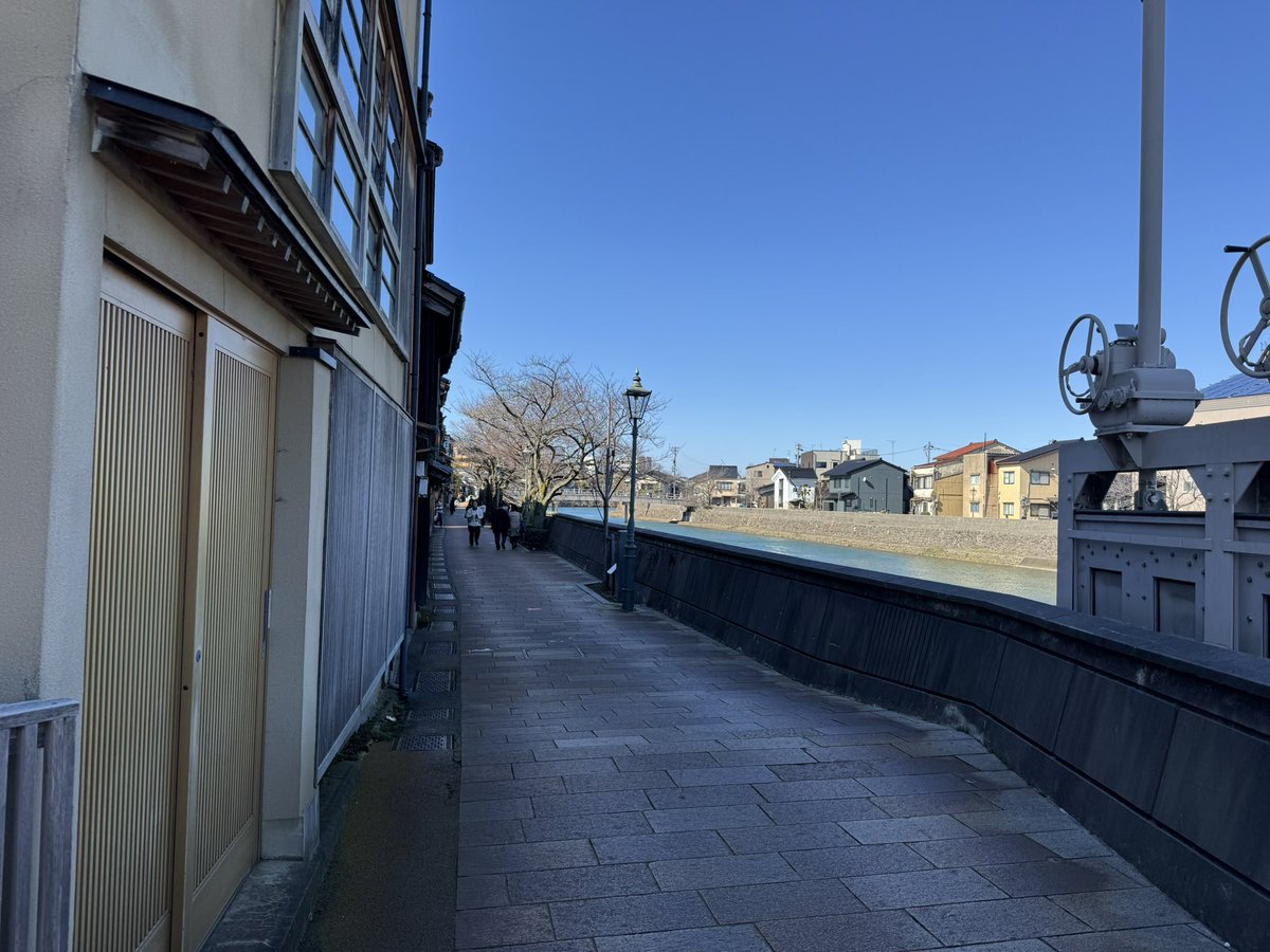 kirin2409's tweet photo. 晴れた日に近江町市場やら東茶屋街をプチ観光。
石川県は雨の日が多いので、晴れた日は出かけないと損！ https://t.co/gUEnjg2SPV