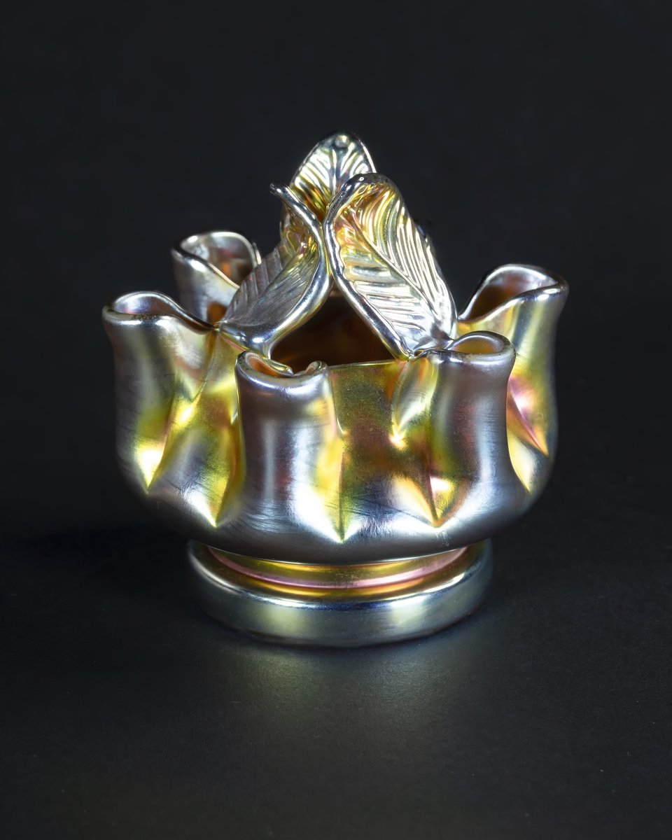 StamelosGallery's tweet photo. 𝘍𝘭𝘰𝘸𝘦𝘳 𝘍𝘳𝘰𝘨 by Frederick Carder and Steuben.

To see this iridescent glass sculpture visit our current exhibition 𝘐𝘯𝘧𝘪𝘯𝘪𝘵𝘦 𝘝𝘢𝘳𝘪𝘦𝘵𝘺: 𝘚𝘦𝘭𝘦𝘤𝘵𝘪𝘰𝘯𝘴 𝘍𝘳𝘰𝘮 𝘵𝘩𝘦 𝘜𝘔-𝘋𝘦𝘢𝘳𝘣𝘰𝘳𝘯 𝘎𝘭𝘢𝘴𝘴 𝘊𝘰𝘭𝘭𝘦𝘤𝘵𝘪𝘰𝘯. https://t.co/XDtGaFlU95