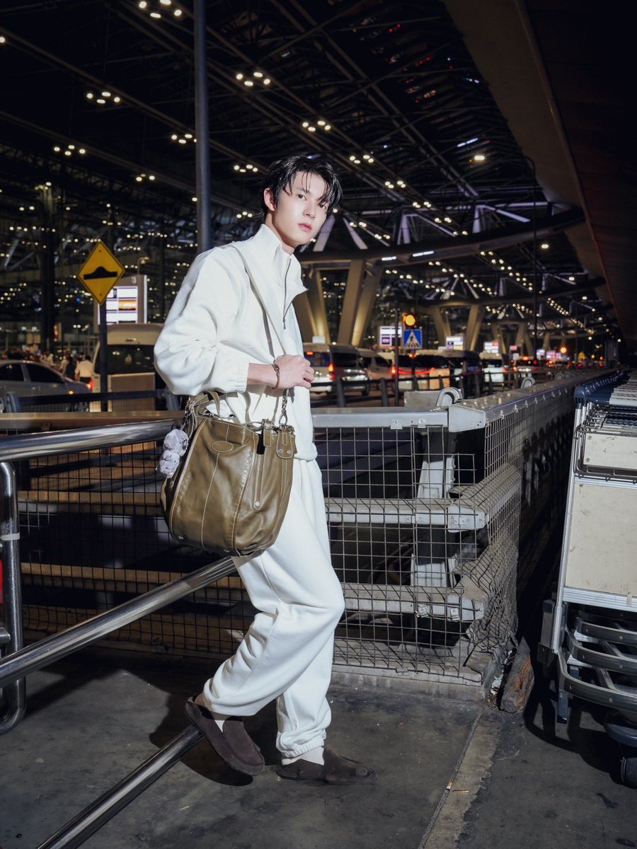 Airport Look สุดเนี้ยบของ พูห์ กฤติน ก่อนบินลัดฟ้าสู่ Milan Fashion Week 2026 เตรียมร่วมชมโชว์ TOD’S ในวันที่ 27 February 2026 พร้อมติดตามทุกโมเมนต์ผ่าน #MFW2026xPooh และ #MilanFashionWeek