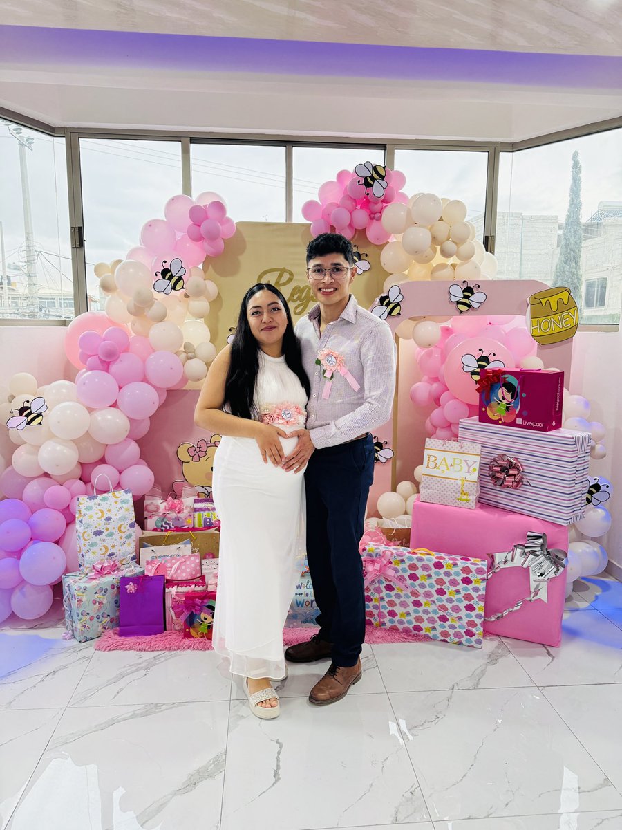 saritacortss's tweet photo. Hace 6 años le tome la 1er foto  a mi mejor amiga y a su novio (en ese entonces), un año después capture ese momento el día de su boda y hace un par de días me dejaron tomarles una foto festejando el baby de la su pequeña Regina 🩷 

Que fortuna crecer con la amiga correcta ✨ https://t.co/G1kTTmJM1w