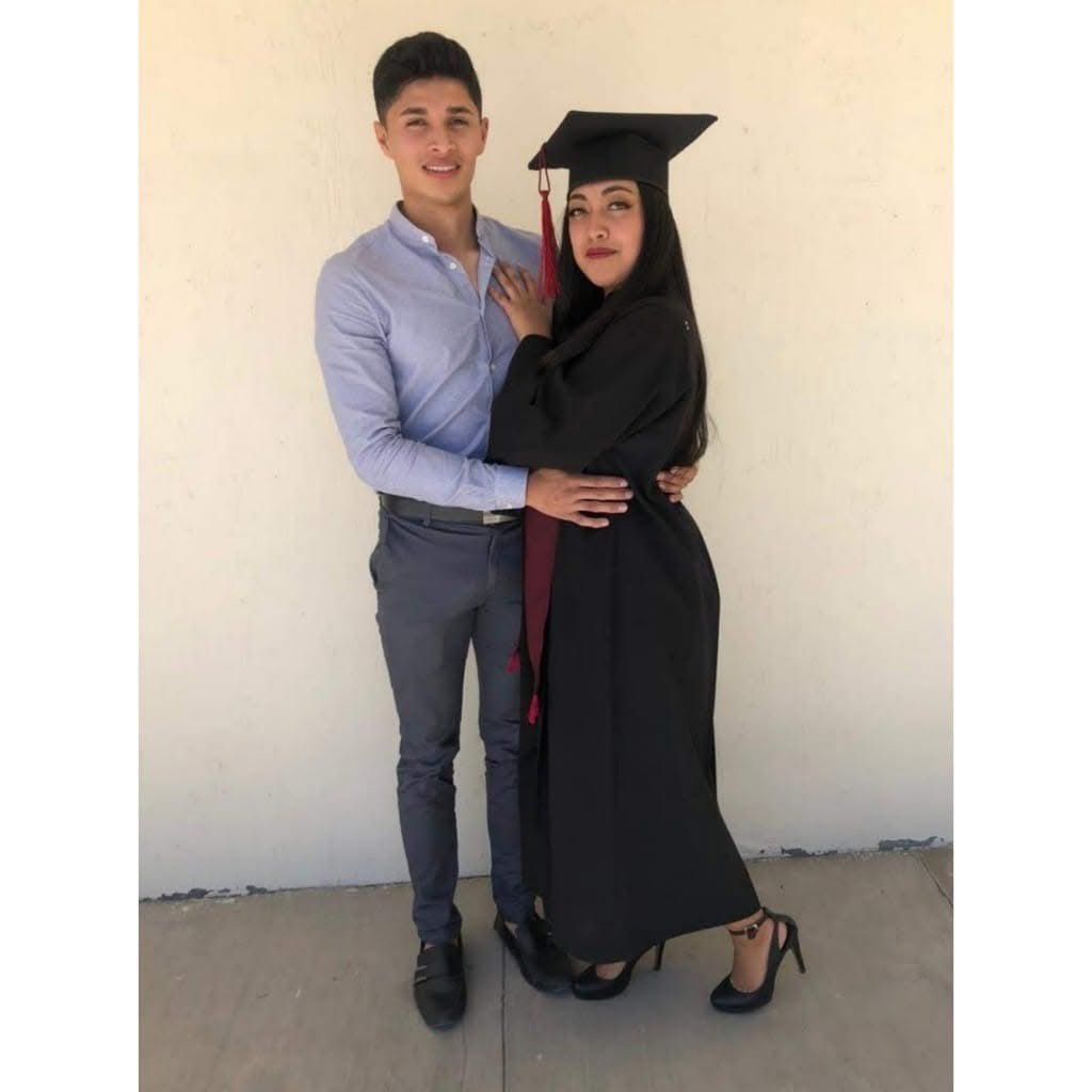 saritacortss's tweet photo. Hace 6 años le tome la 1er foto  a mi mejor amiga y a su novio (en ese entonces), un año después capture ese momento el día de su boda y hace un par de días me dejaron tomarles una foto festejando el baby de la su pequeña Regina 🩷 

Que fortuna crecer con la amiga correcta ✨ https://t.co/G1kTTmJM1w