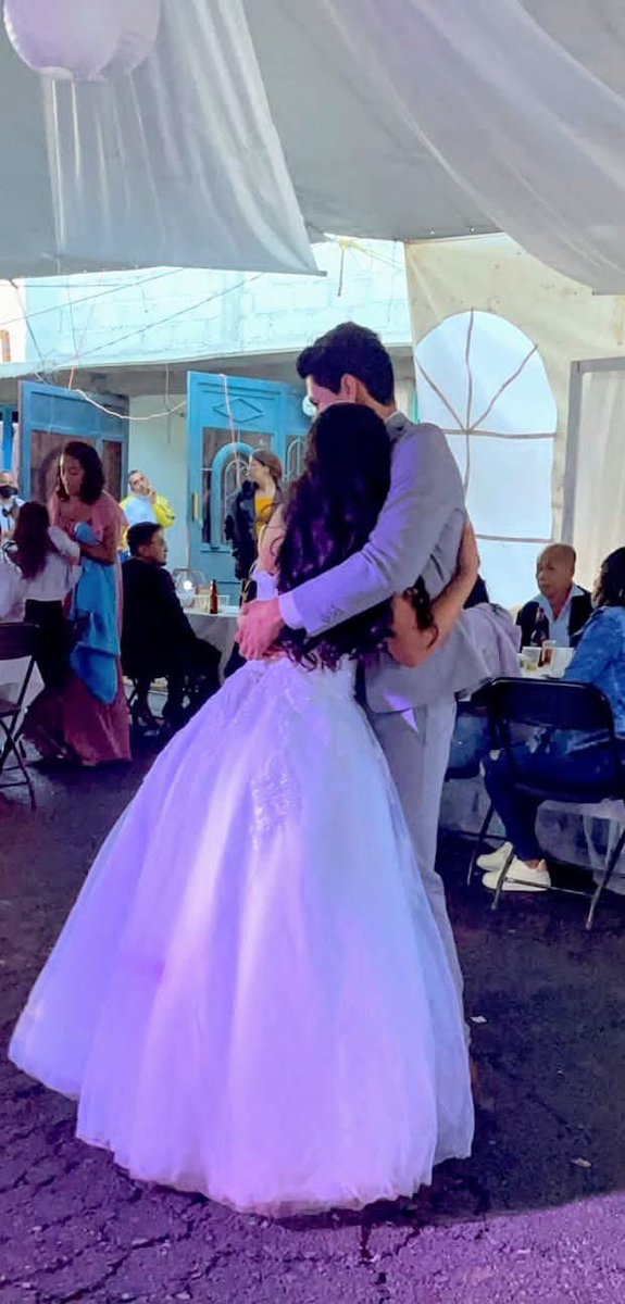 saritacortss's tweet photo. Hace 6 años le tome la 1er foto  a mi mejor amiga y a su novio (en ese entonces), un año después capture ese momento el día de su boda y hace un par de días me dejaron tomarles una foto festejando el baby de la su pequeña Regina 🩷 

Que fortuna crecer con la amiga correcta ✨ https://t.co/G1kTTmJM1w