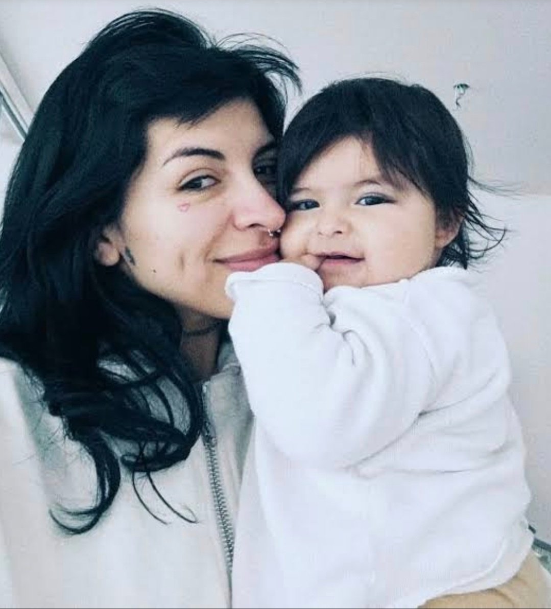 Christian Nodal opinando sobre MATERNIDAD, sobre qué madres “merecen” luchar por sus derechos. Sí, un hombre cisgénero decidiendo qué dolor es válido y cuál no.
Según él, el dolor de Cazzu no cuenta. No es suficiente. No es legítimo.