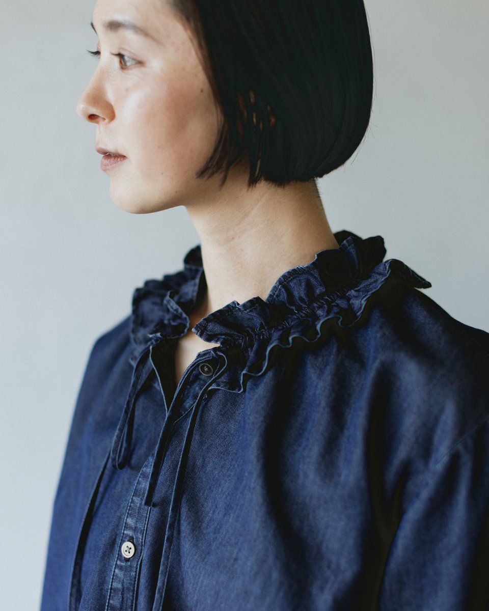 大人の春は、ピリッと甘く。やわらかデニムのフリルブラウスができまし