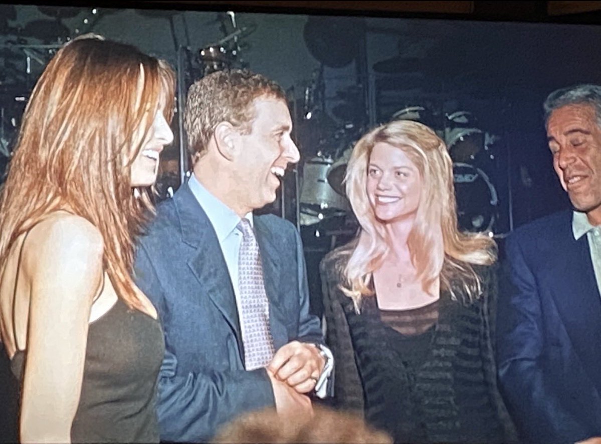 Lara reads banned books in Florida📚🇺🇸 tweet media