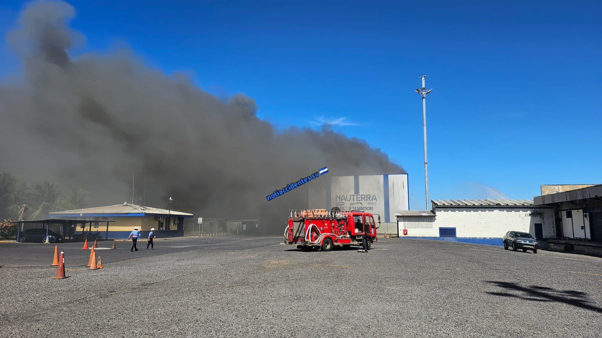 RolandoCastroSv's tweet photo. Ante el conato de incendio ocurrido en una parte de las instalaciones de empresa Calvo Conservas, activamos de inmediato a nuestro equipo de Inspección de Trabajo para verificar la situación en el lugar.

No hubo víctimas ni trabajadores lesionados. La evacuación se realizó de forma oportuna y ordenada.

Hemos acordado con la empresa que mantendrá de manera íntegra el salario de todos los trabajadores de la planta mientras se restablecen las operaciones.

Trabajaremos de forma articulada Gobierno y empresa privada para reactivar cuanto antes las labores, garantizando siempre la seguridad y estabilidad de nuestra gente trabajadora.