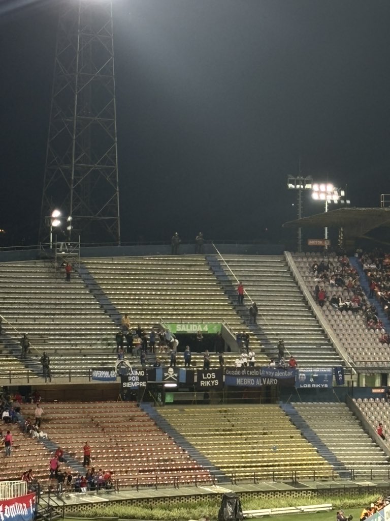 Mirá la poquita gente que trajo Liverpool, no pues que Nunca Caminaras Solo?🤨