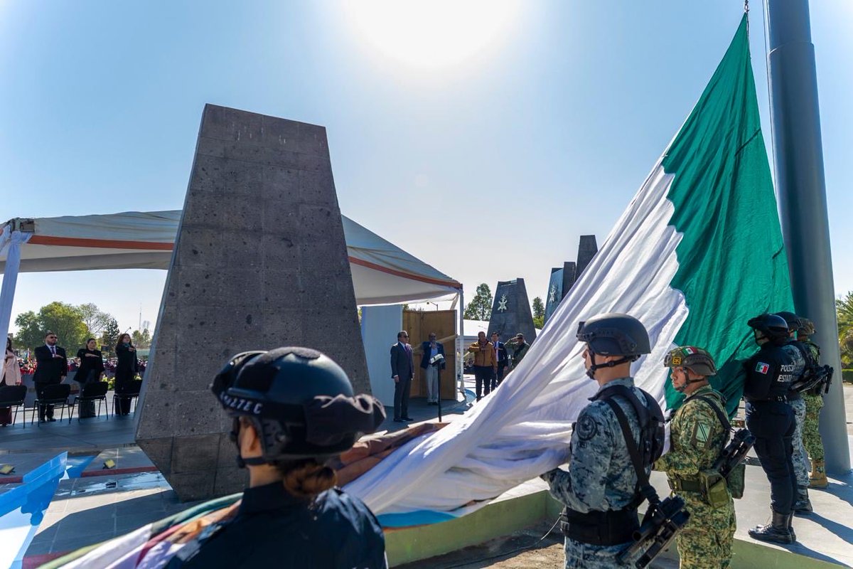 zacatecasens's tweet photo. Al encabezar la ceremonia por el Día de la Bandera, el Gobernador ⁦⁦@DavidMonrealA⁩ convocó a mantener la unidad social e institucional y reiteró el compromiso de la administración para avanzar en la recuperación de la paz y el desarrollo integral de la entidad. https://t.co/r3AqvZ5c98