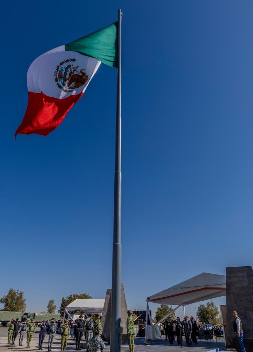 zacatecasens's tweet photo. Al encabezar la ceremonia por el Día de la Bandera, el Gobernador ⁦⁦@DavidMonrealA⁩ convocó a mantener la unidad social e institucional y reiteró el compromiso de la administración para avanzar en la recuperación de la paz y el desarrollo integral de la entidad. https://t.co/r3AqvZ5c98