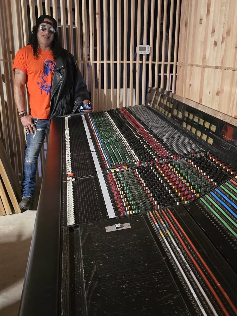 All About Slash tweet media