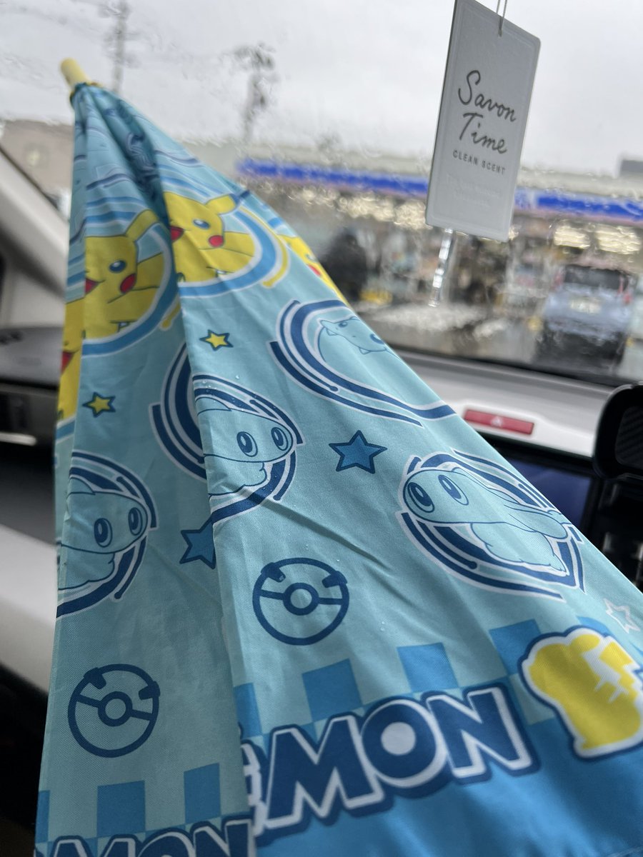 lemoooon201992's tweet photo. 宇都宮え駅周辺を5分くらい歩かなきゃ行けないけど傘忘れた

買うのは嫌だ

これならある

どうすべきか https://t.co/1QEPAclxqd