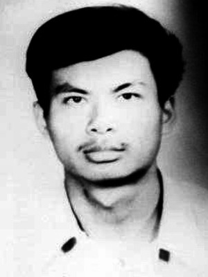 当代不应忘却的勇士(一百四十)
何洁 23岁（遇难时），黑龙江宝清县人，是1989年“六四”事件（天安门事件）中的遇难者之一。
他是一位公认的“神童”：
15岁（高中一年级时）考入清华大学少年班；
1987年因学业优秀，由清华大学推荐免试进入中国科学院计算技术研究所攻读硕士研究生。