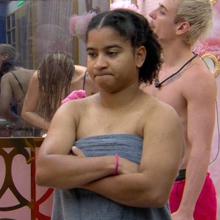 Tô passando mal o mundo acabando e a Consuelo fazendo as unhas da Viviane #TresGracas