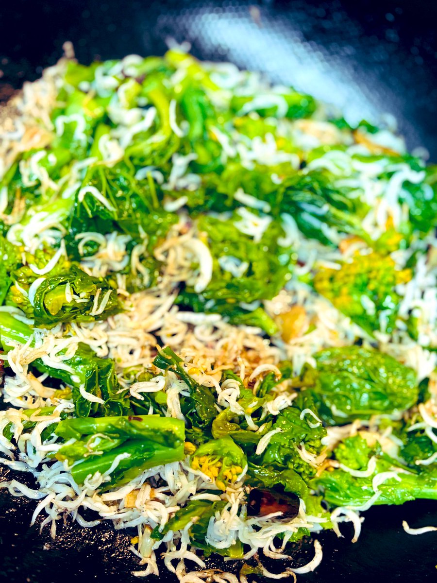 これめっちゃ好き♡

苦味のあるアブラナ科の野菜のシラスペペロンチーノ

菜の花でやったけど、小松菜の花でやるのが1番好き。野菜作ってないから今は食べられないけどね(笑) 作ってらっしゃる方は是非お試しを！