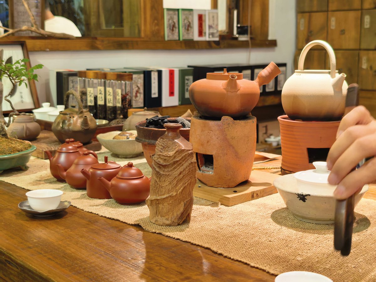 喫茶の道具も、とても印象的でした。 ただ並べて売る、という雰囲気