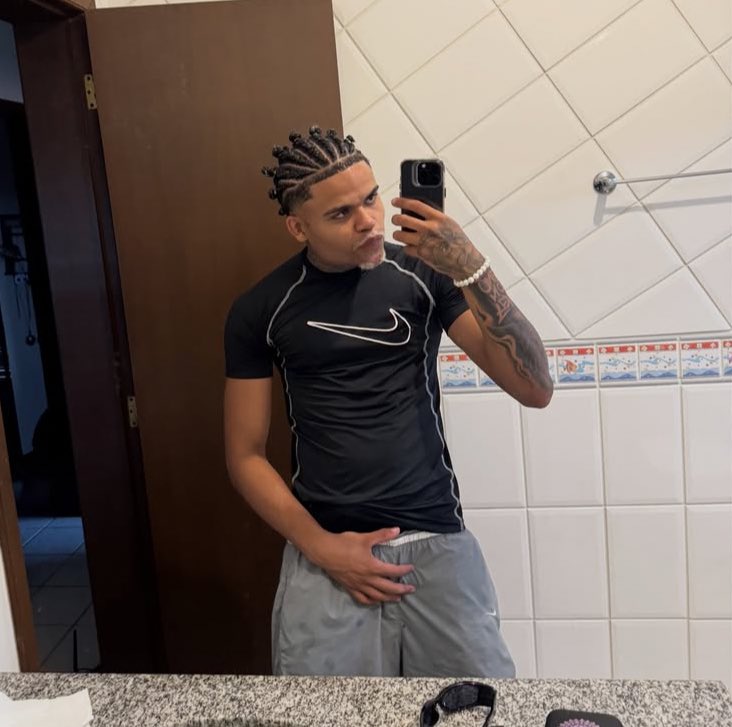 CanalRapRJ's tweet photo. Olha a reação do Cabelinho ao ver a foto do seu sósia "Pentelinho" КККККККККК https://t.co/2pKmTjpGiv