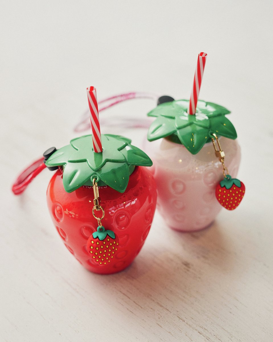 yokohamaredbric's tweet photo. ／ 
　雨でお出かけを迷ったら☔
　Yokohama Strawberry Festival 2026へ🍓
＼

横浜赤レンガ倉庫のいちごマーケットは、
大型テント内で楽しめるので、雨の日も安心です😌

数量限定「ご当地いちごの無料サンプリング」も見逃せない👀
いちごの世界を堪能しよう🍓

詳細　https://t.co/FxY7AHMiU5 https://t.co/hQxmIqKasF