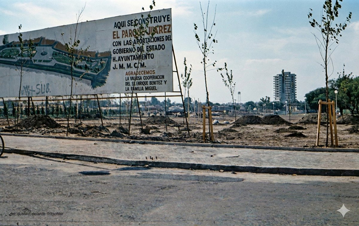 Hacia la calle 39 Oriente, durante 1978, un letrero era testigo de cómo nacía el Parque Juárez. Anunciaba el proyecto y la aportación de los dos niveles de gobierno estatal y municipal,  Junto, los incipientes arbolitos que hoy se pretenden eliminar. #PueblaAntigua.
