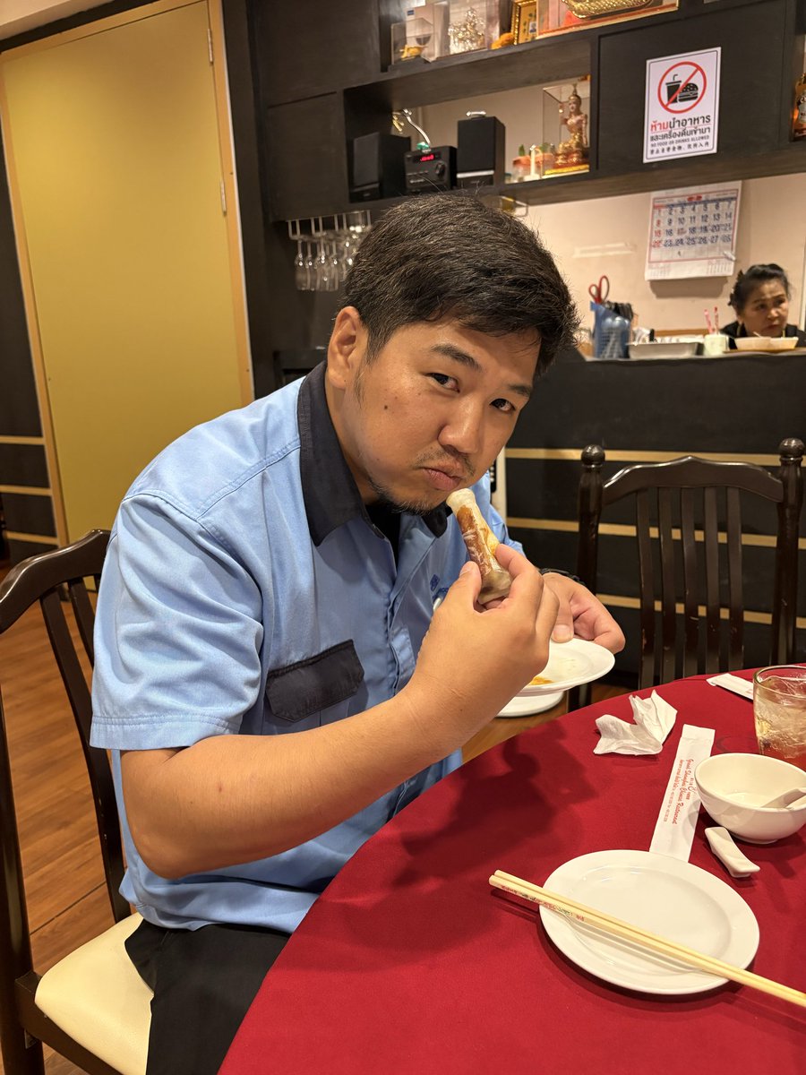 takuya_ypc's tweet photo. 『生まれて初めて北京ダック食べます!』と口にしている馬崎さんです。
私が海外拠点に行く事で、こんな役の立ち方は複雑ですが、とにかく北京ダックを焼き竹輪みたいに頬張っていました笑
#YPCT https://t.co/oOwDOiGzF7