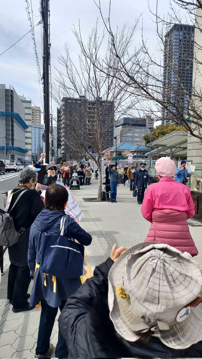 3/24()火曜日の12:00〜：朝鮮学校無償化を訴える火曜日行動に三都8名で参加しました。大阪府庁前には、50名以上の支援者、保護者達が集まり「差別するな！」「子どもたちを差別するな！」のコールが府庁に響きました。アコーディオンや三線、太鼓の楽器隊も参加して参加者全員で歌を歌いました。