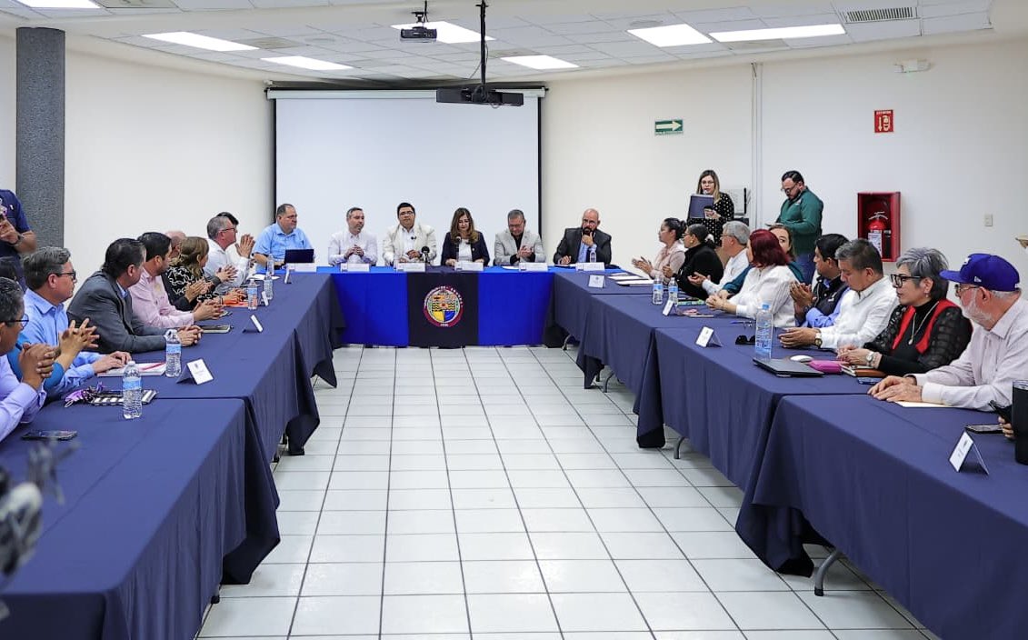 denacamarena's tweet image. Instalamos la mesa de negociación para la revisión salarial 2026 con el #STAUS, reafirmando nuestro compromiso con el diálogo institucional, el respeto y la responsabilidad financiera para fortalecer la vida académica y la estabilidad laboral. 🦉 

#OrgulloUnison #Diálogo