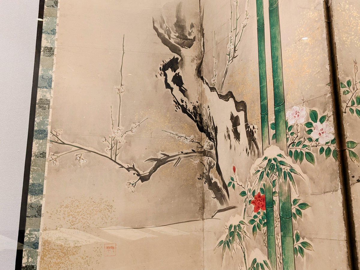 雪がつもる竹の奥では梅の花が咲いています🌸 天にのびる枝に春へ