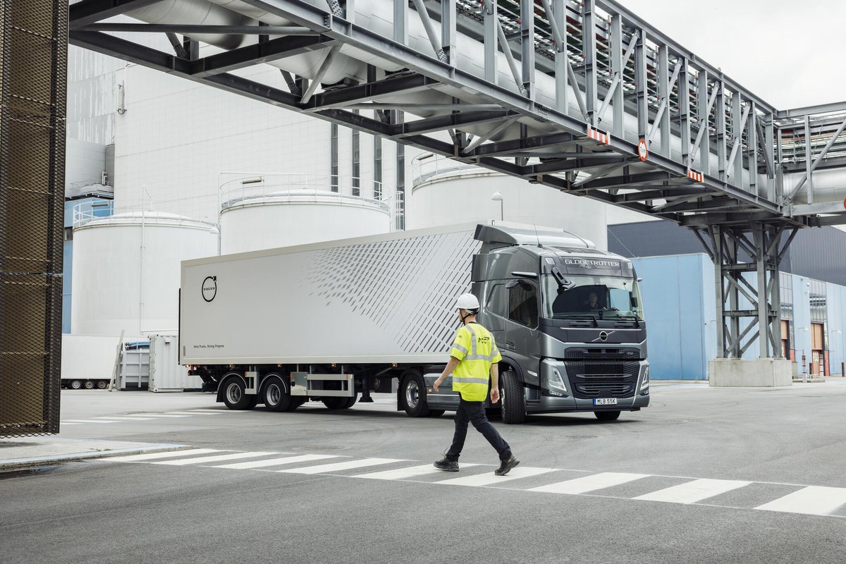 VolvoTrucksSEA's tweet image. Skilled drivers are scarce across Southeast Asia. Volvo FH offers a quiet, ergonomic cab and advanced safety, helping them stay safer and less fatigued on every long run. Message us to arrange a Volvo FH drive for your top drivers. #VolvoTrucks #DriverFirst