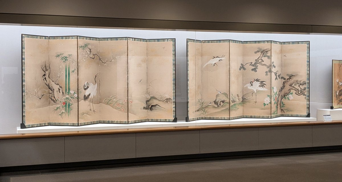 雪がつもる竹の奥では梅の花が咲いています🌸 天にのびる枝に春へ