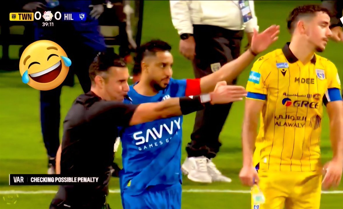 🔻
-  الحكم ومساعده يقرران بلنتي 🤣