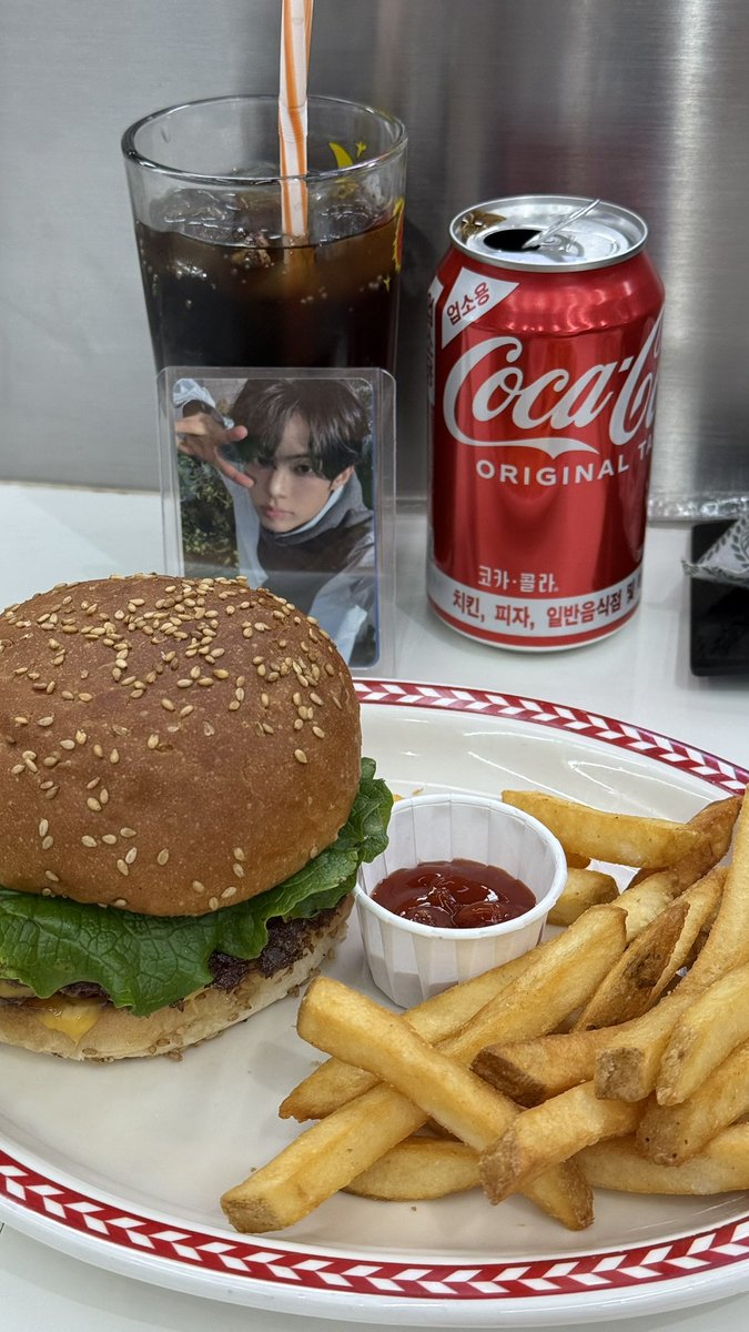 아이돌이 밥도 사주네요💕