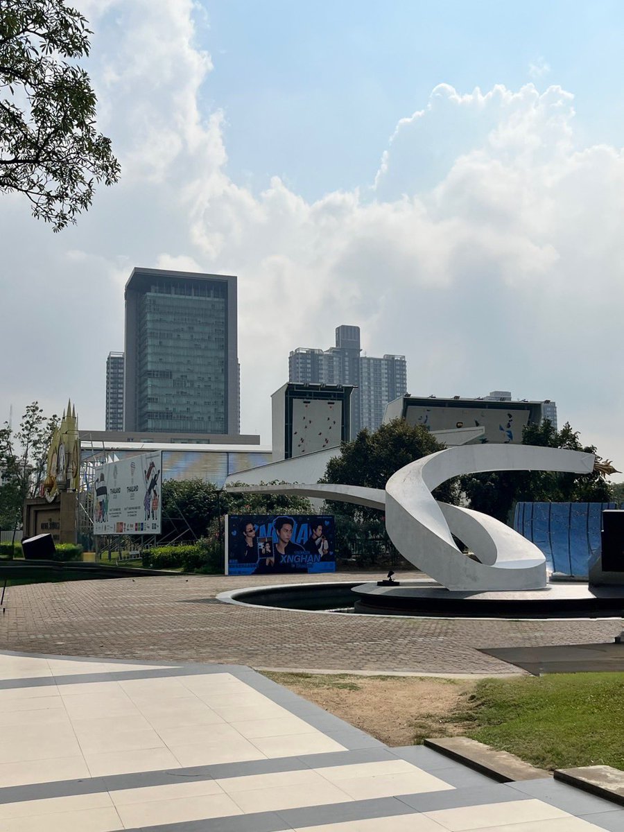 สายข่าวจากหน้างานรายงานว่า ป้ายของจริงสวยมากกก

#SMTOWNLIVE2025_26_BANGKOK