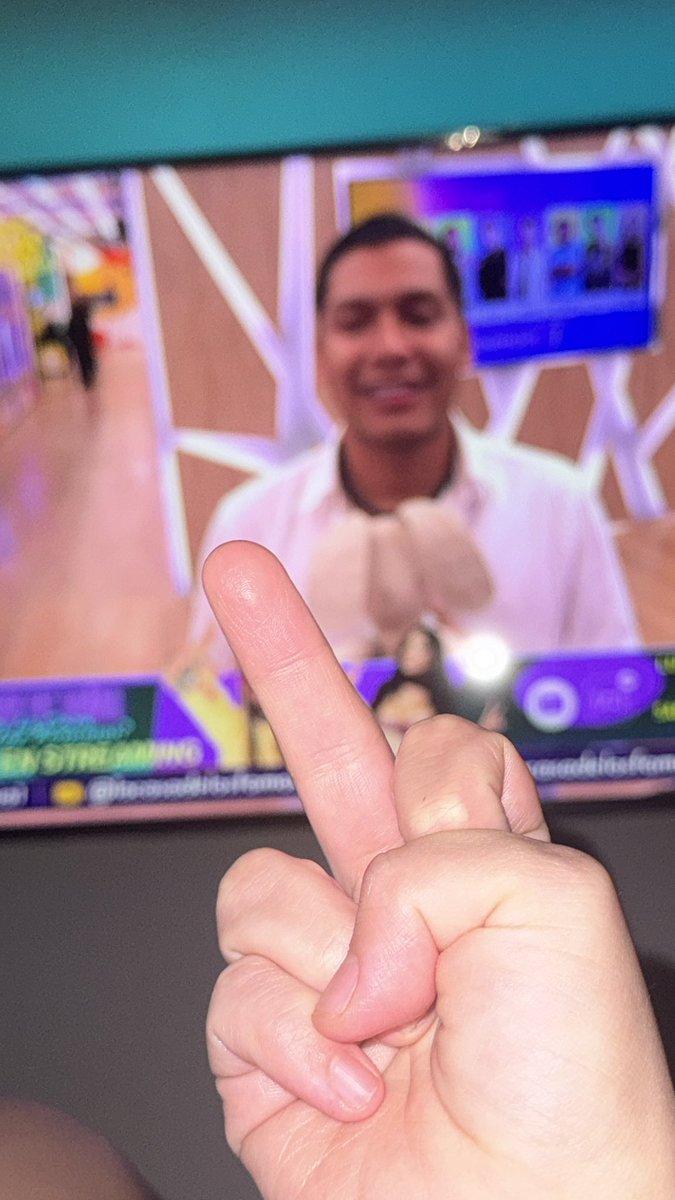 777feik's tweet photo. Yo en estos momentos:

 #LaCasaDeLosFamososCol3 https://t.co/Q2MJu5tQsr