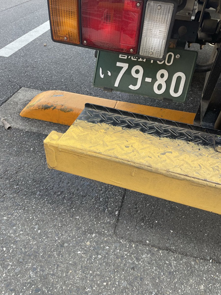 napps123's tweet photo. ローソン、スリーエフ津田沼2丁目店にて堂々と障害者駐車場に停めるトラック🚚。
マナーはないし、鼻くそをほじった手で運んでると思うとこの会社は使いたくないね。。 https://t.co/G3xbVR2Soc