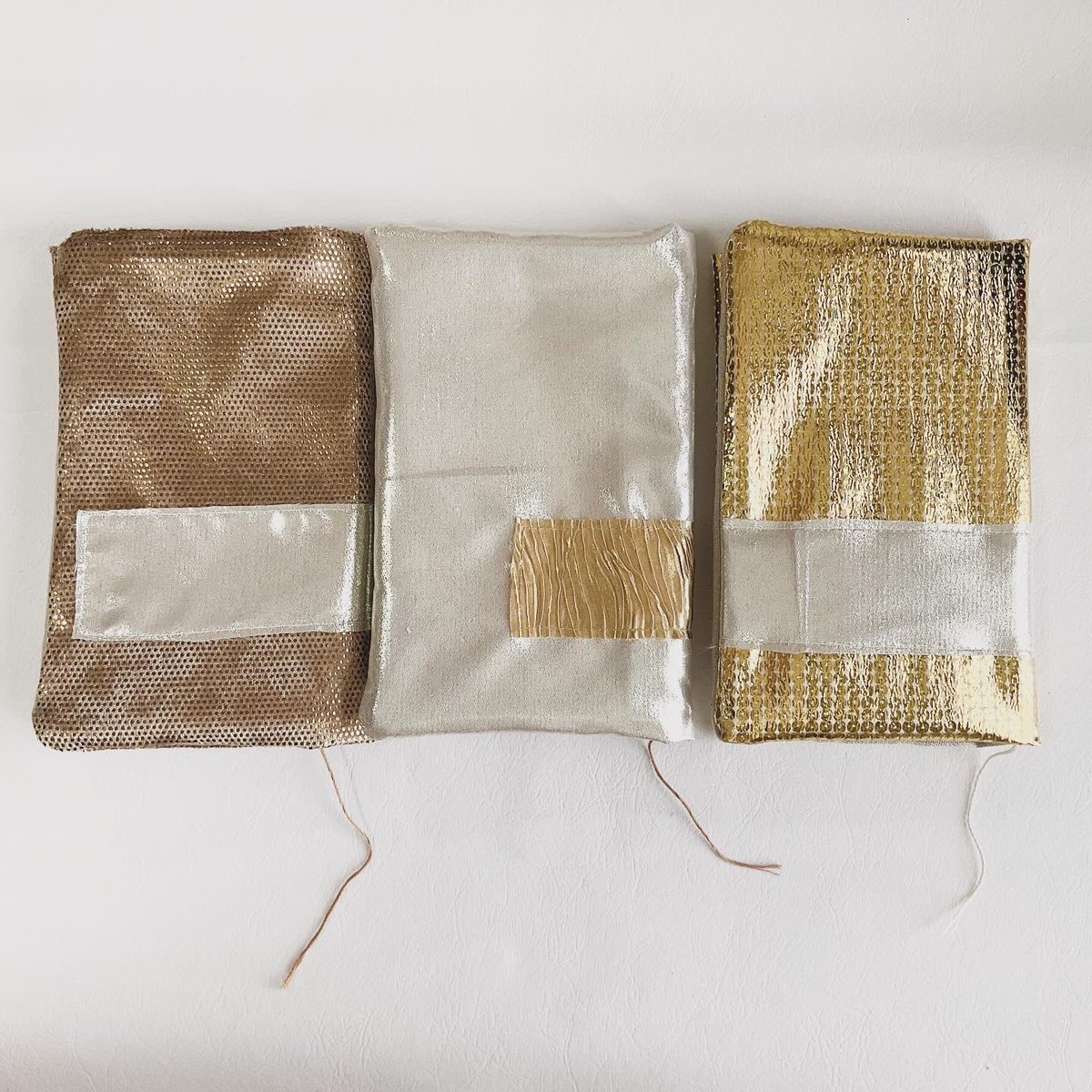 ゴールドとシルバーの布で、新書サイズ用のブックカバーを作りました。
前からこの布でブックカバーも作ってみたかったので実現できてうれしいです。

サイズがあえば、手帳カバーとしてもお使いいただけそうです。

3月1日からのホホホ座浄土寺店さんでのフェアにて展示販売の予定です。