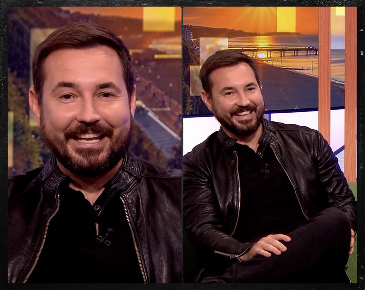 PIC OF THE DAY
It's the weekend and I refuse to let this constant rain spoil that so here is Martin having a laugh to brighten up our Friday 😁

~ The One Show, August 2022
📸 : BBC

#MartinCompston <a href="/martin_compston/">martin compston</a>