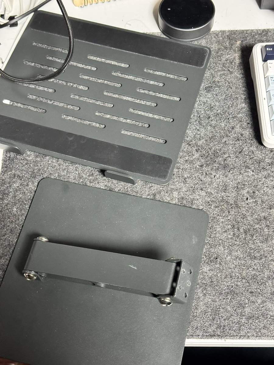 스바 짐챙기는데 노트북스탠드 부서졌네