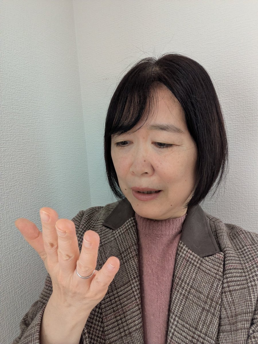 muchinochika's tweet photo. 今日のお芝居フォトはこちら！

「これからコンサートがあるので行ってきまーす♪」

「ん？何かが頭の上に落ちたような…」

「ハトのフンだ〜！ショック〜」

「仕方ない、家に戻って髪を洗ってきまーす」

…という４コマです。
ちなみに私はこれまでに２度ほどこのような経験をしています💦 https://t.co/Ab7MMhYoCd