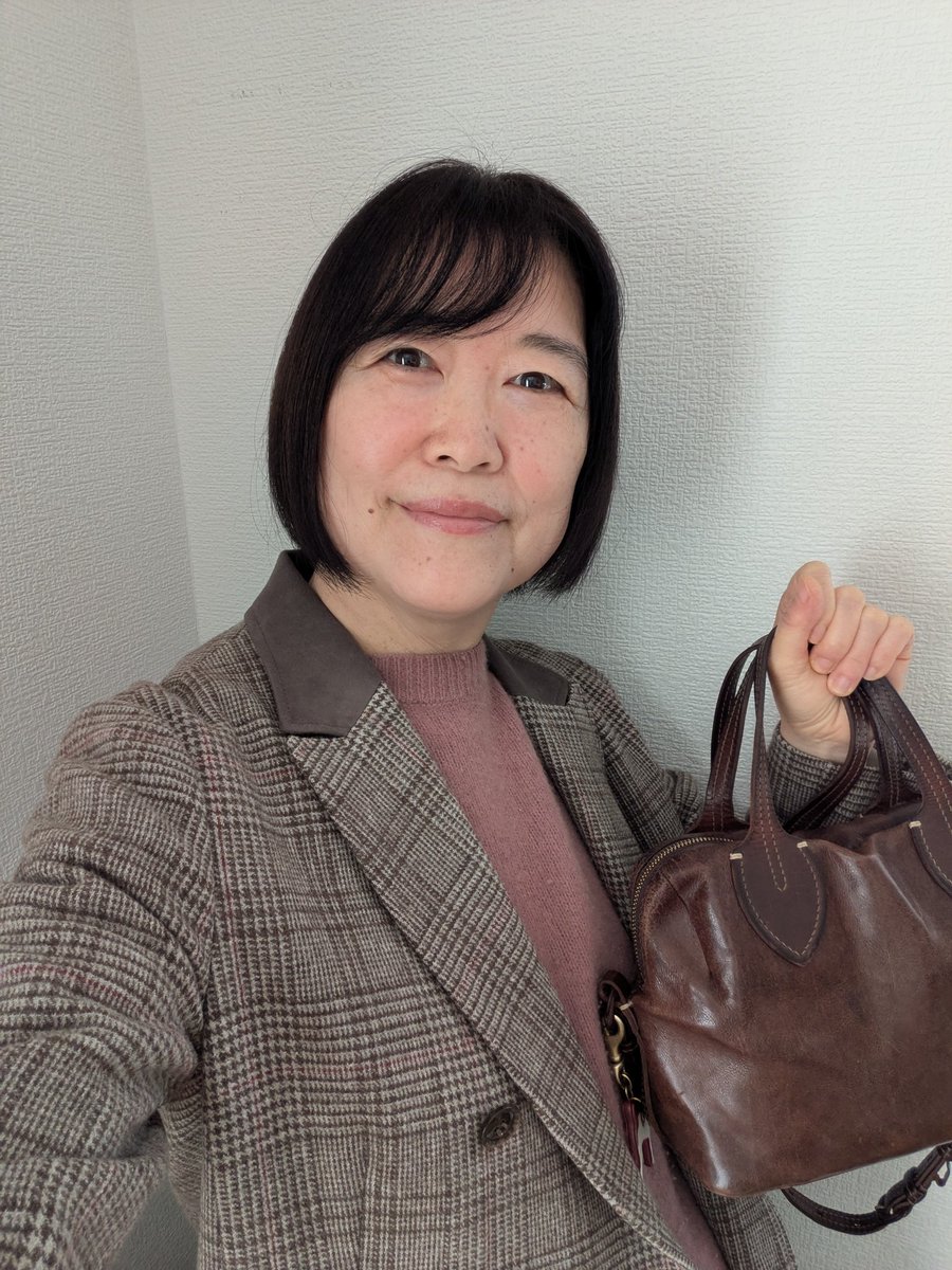 muchinochika's tweet photo. 今日のお芝居フォトはこちら！

「これからコンサートがあるので行ってきまーす♪」

「ん？何かが頭の上に落ちたような…」

「ハトのフンだ〜！ショック〜」

「仕方ない、家に戻って髪を洗ってきまーす」

…という４コマです。
ちなみに私はこれまでに２度ほどこのような経験をしています💦 https://t.co/Ab7MMhYoCd