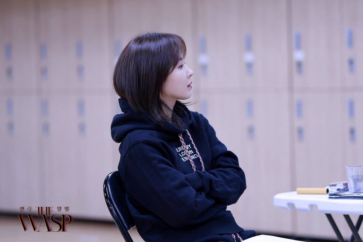 [THE WASP] 연습실 사진 공개

2026년, 당신의 마음을 뒤흔들 가장 강렬한 연극 <THE WASP> 연습 장면을 살짝 공개합니다🐝

✔헤더 #김려원 #한지은 #이경미
✔카알라 #권유리 #정우연

소녀는 자랐고 복수는 시작된다.
𝐓𝐇𝐄 𝐖𝐀𝐒𝐏

-
2026.3.8. ~ 2026.4.26.
세종S씨어터
#연극 #the_wasp_말벌