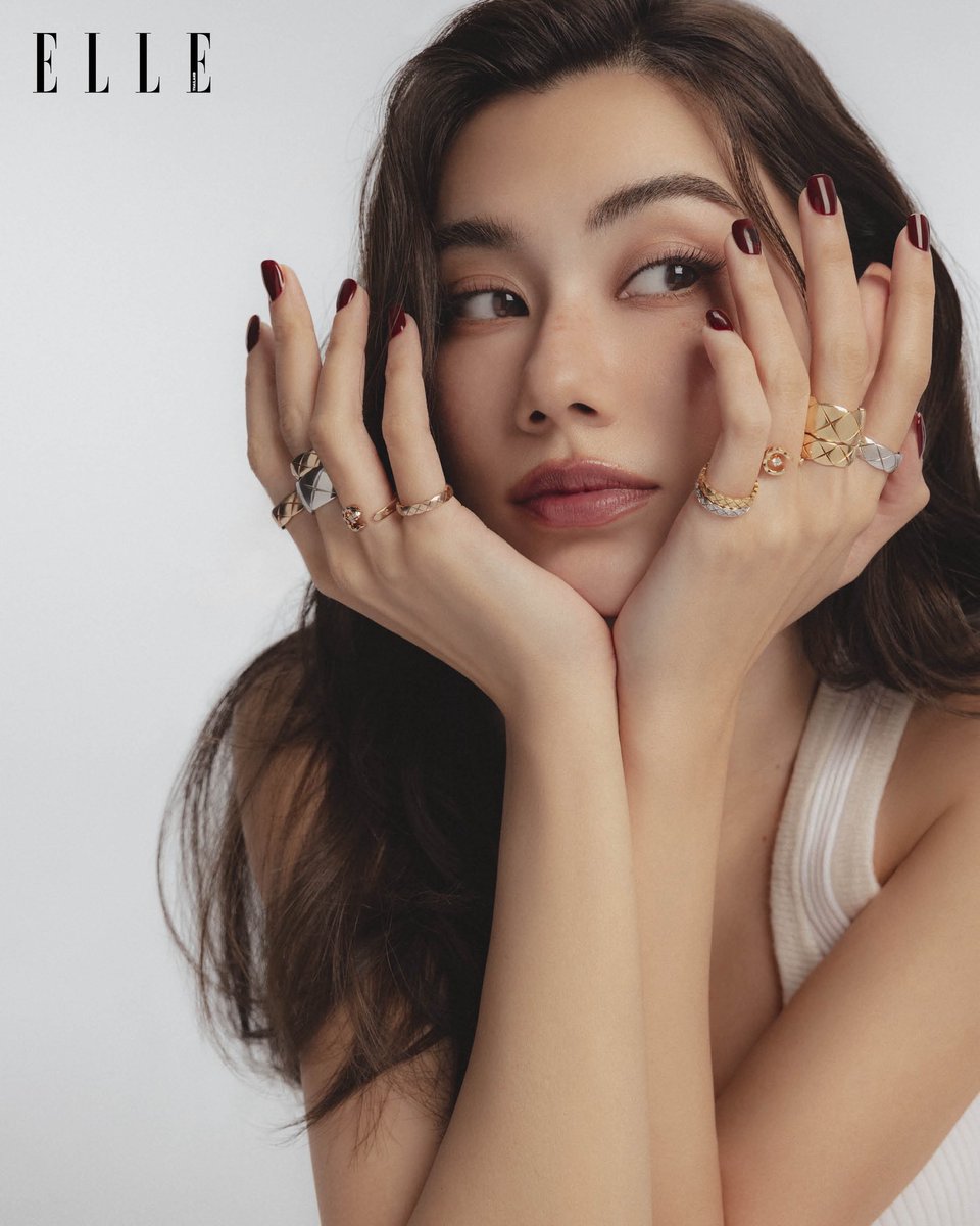 #ELLEJewelryEdition ลีน่า ลลินา <a href="/lena__lorena/">Lalinalena 🦋</a> อวดลวดลายควิลต์และลายกราฟิกไอคอนิกใน COCO CRUSH จาก <a href="/CHANEL/">CHANEL</a> ที่ได้แรงบันดาลใจจากลวดลายที่ Gabrielle Chanel หลงใหล ที่หยิบมามิกซ์แอนด์แมตช์ลุคใหม่ๆ ได้อย่างไม่มีข้อจำกัด 

#ELLEThailand
#COCOCRUSH #CHANELFineJewelry 
#LalinaLena