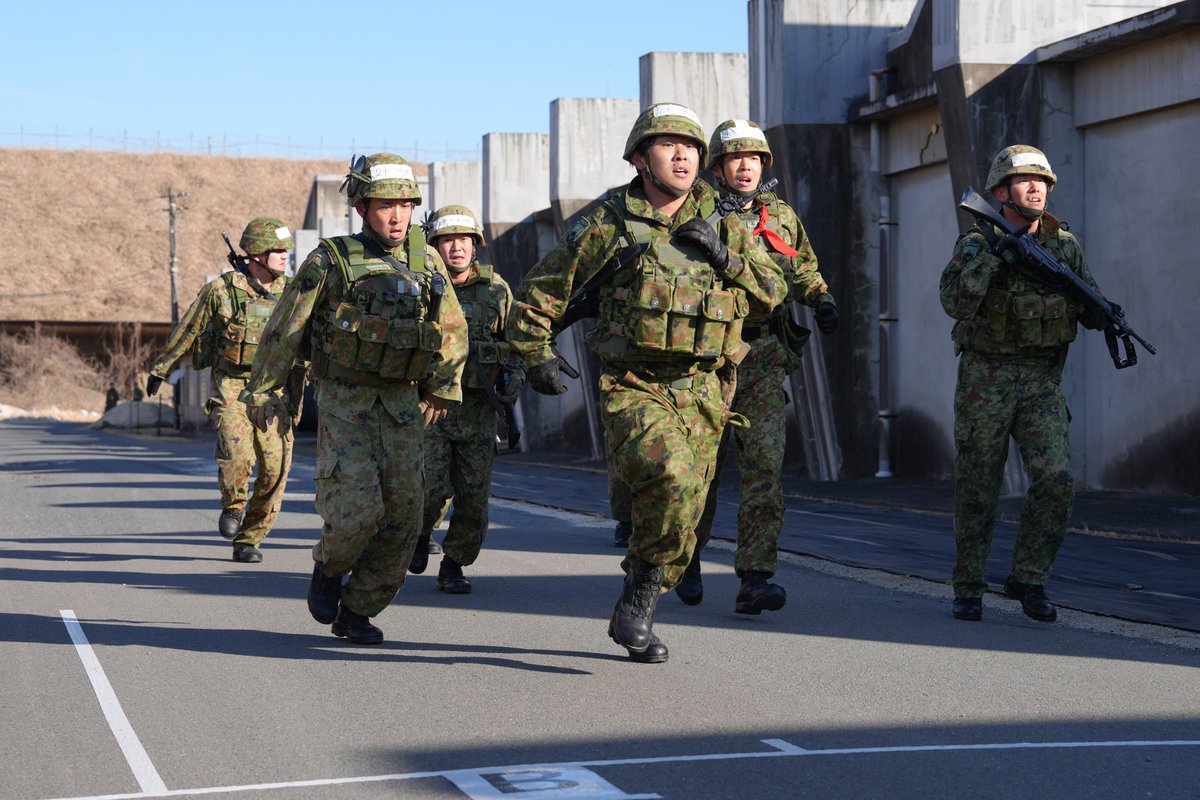 1i_nerima's tweet image. 【武装走競技会】
連隊は、朝霞訓練場において「市街地武装走競技会」を実施しました！武装して走るだけでなく、射撃、重量物運搬、軽装甲機動車を押すなど、任務遂行能力の向上と、チームとしての団結強化を図りました！
#１連隊
#武装走
#競技会
#ＯＮＥＴＥＡＭ